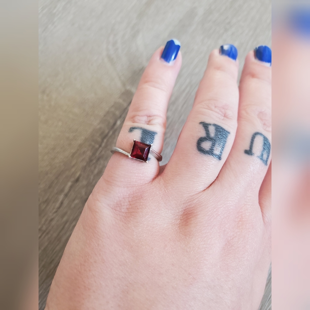 Garnet square solitaire ring - Picture 3 of 5